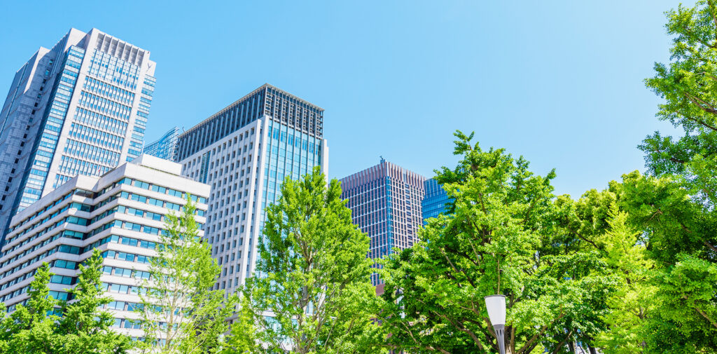 ビル群の前に緑が広がる