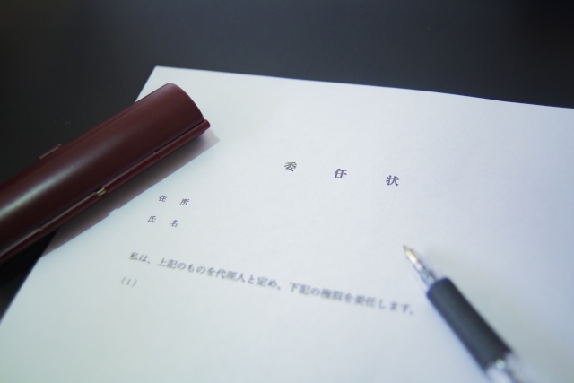 委任状と印鑑とペンがある