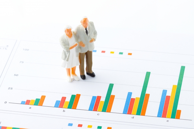 年配夫婦の下に数字が上がっているグラフがある