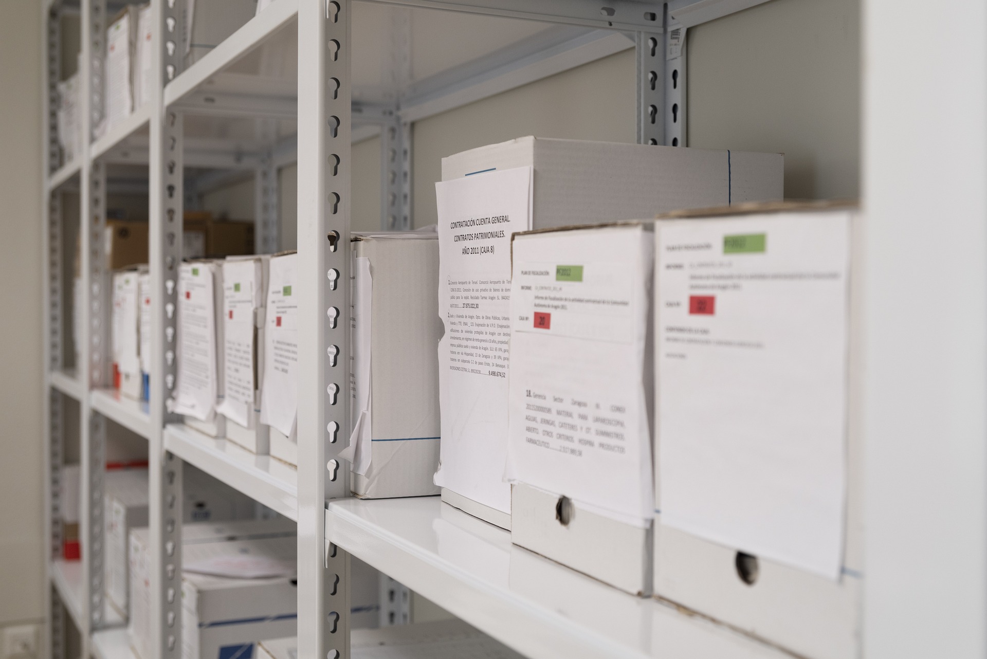 書類を棚に保管している