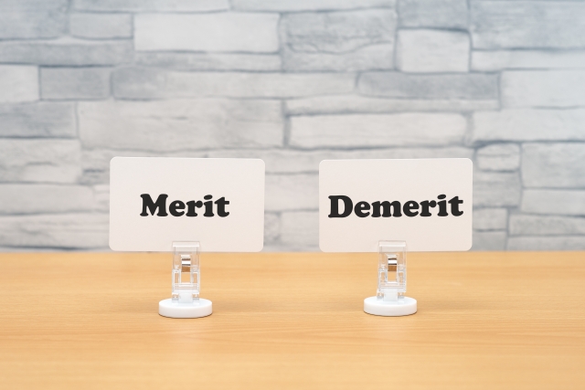 机の上にMERITとDEMERITという文字がかいている紙をクリップではさんでそれぞれたてている