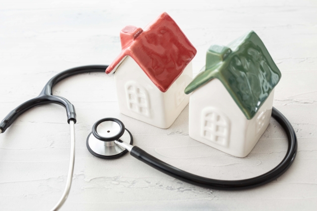 赤と緑の屋根の模型に聴診器がある