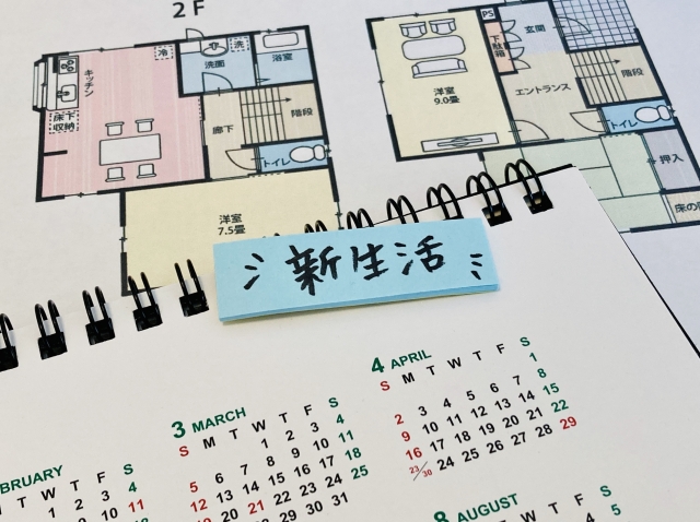 カレンダーと図面と新生活という文字が書いている付箋がある