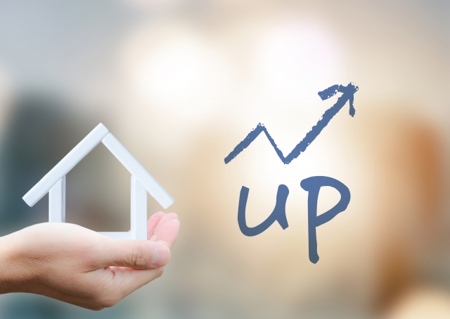 手の上に模型とUPという文字がある