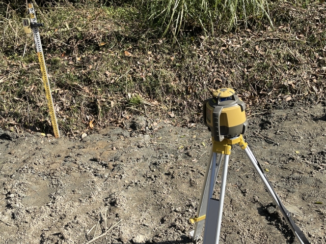 土の上に測量機器がある