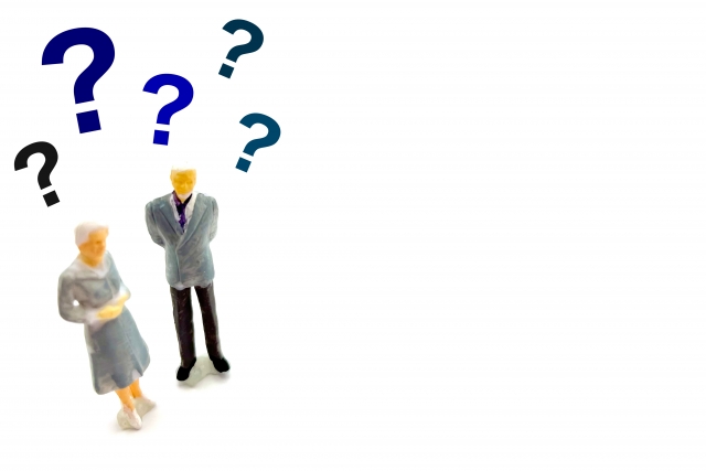 二体の人形がハテナマークをだして考えている