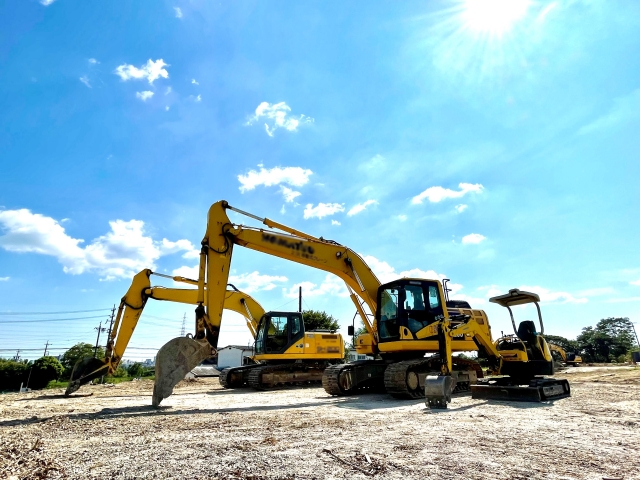 青空の下に2台のショベルカーがある